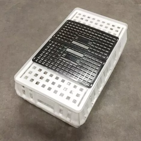 POULAILLER DIRECT Cage De Transport Volaille Conique 80x50x30cm 1 Porte Noire Et Blanche - Blanc 1 POULAILLER DIRECT Cage De Transport Volaille Conique 80x50x30cm 1 Porte Noire Et Blanche - Blanc