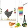 BAICCCF Accessoire Poulailler Lot De 4 Jouets De Poulet Pour Accessoires De Poulailler, Balançoire De Poulet, Xylophone, Mangeoire à Suspendre Pour Légumes, étagère à Fruits De Poulet Pour Coq De Volaille, Grand Oiseau, Perroquet, Cadeau De Divertissement.